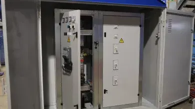 Общий вид КТП 1600 кВА со стороны РУНН с открытыми наружными дверями