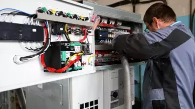Сборка релейного отсека КСО «Онега» специалистом Dextra Electric