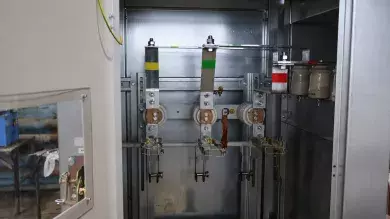 Заземляющие ножи и фазные шины внутри камеры КСО ШВВ